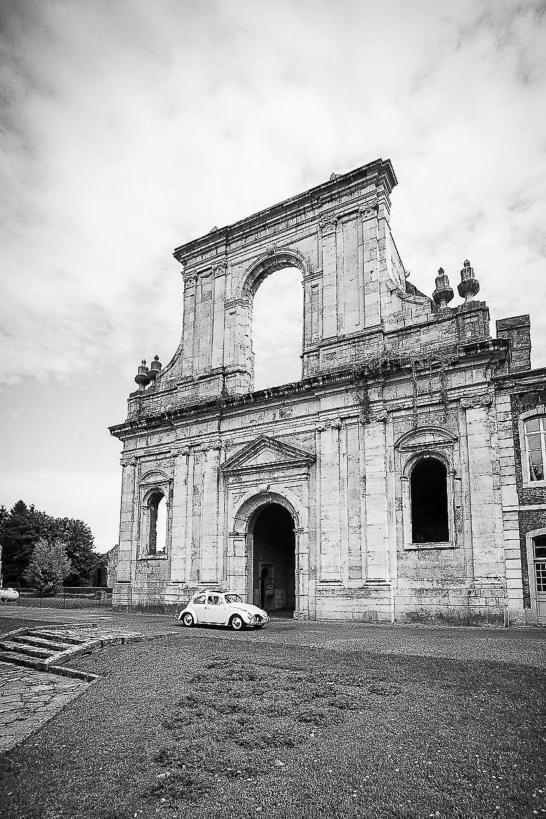 photo avec une Coccinelle ancienne à l'abbaye d'Aulne