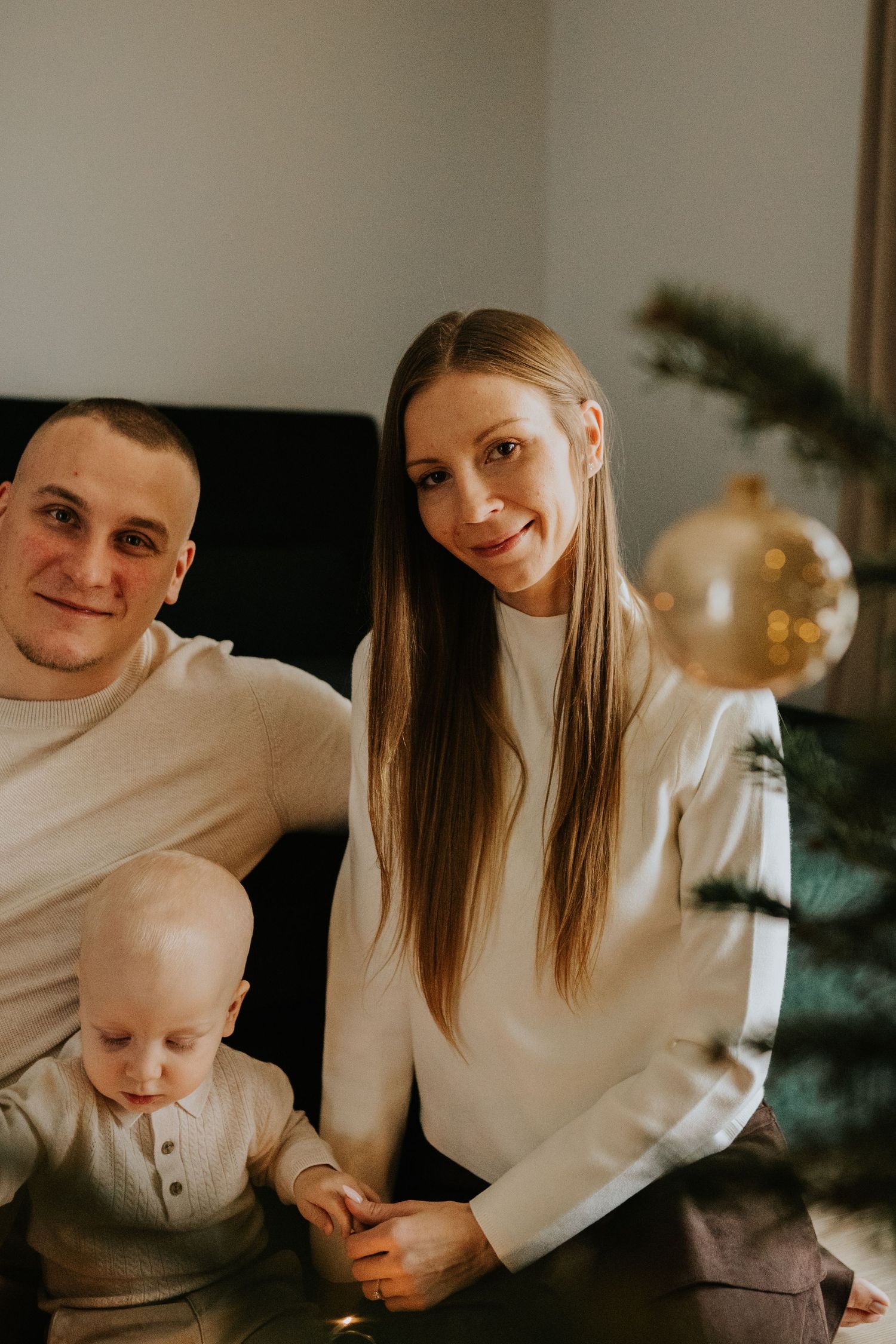 Rodzice z dziećmi podczas przygotowań do świąt. portret mamy