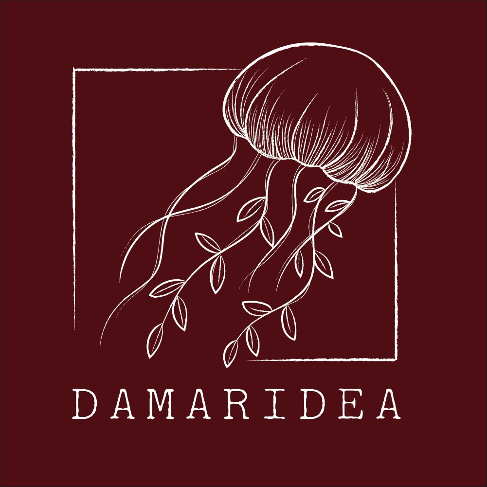 Logo di Damaridea con un quadrato bordò con dentro un disegno di una medusa