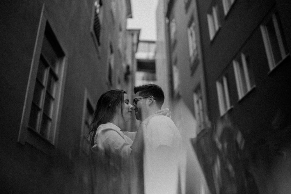 Candid moment between a couple during a rainy Porto photo session