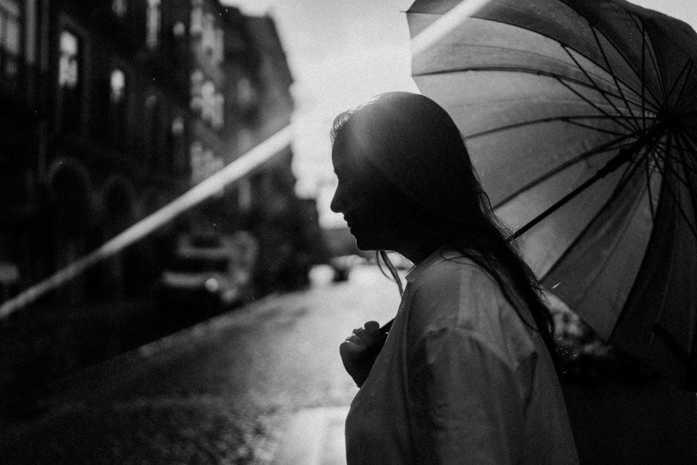 Candid moment between a couple during a rainy Porto photo session
