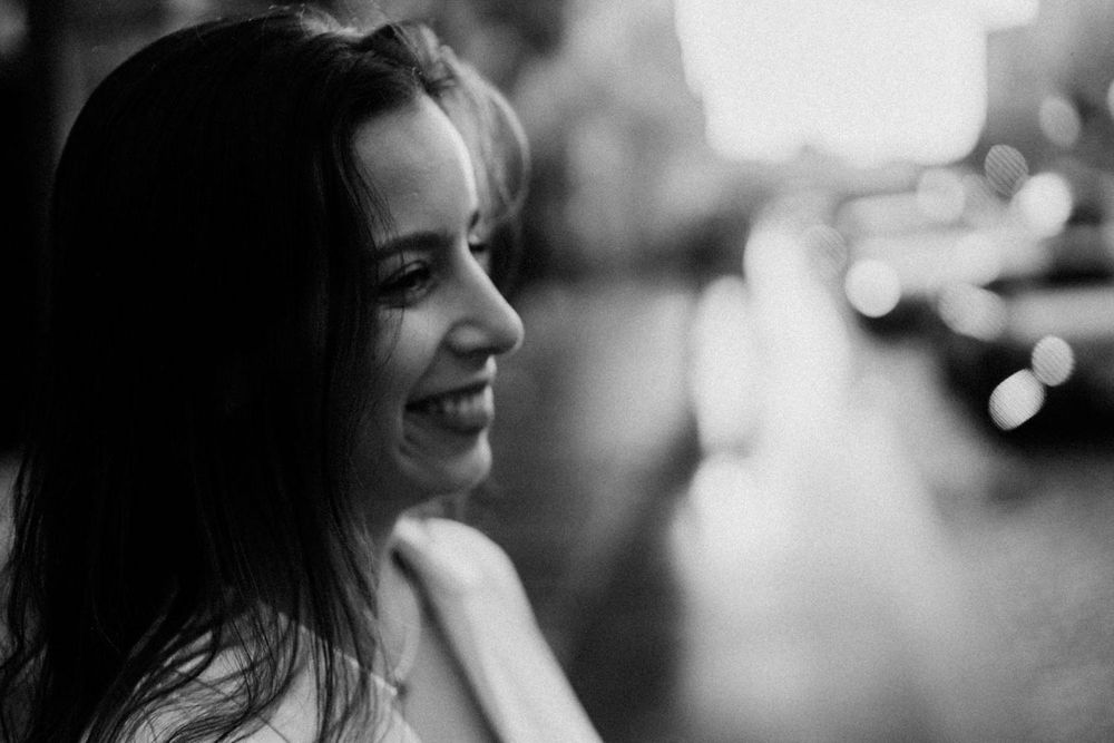 Engagement photo in Ribeira, Porto – connection over posing