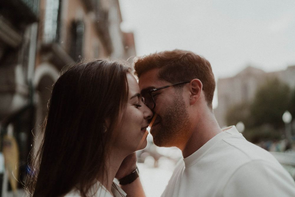 Engagement photo in Ribeira, Porto – connection over posing