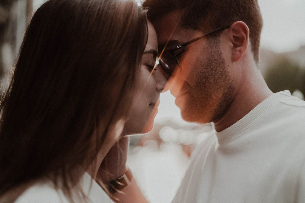 Engagement photo in Ribeira, Porto – connection over posing