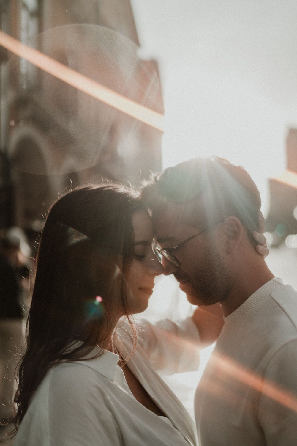 Engagement photo in Ribeira, Porto – connection over posing