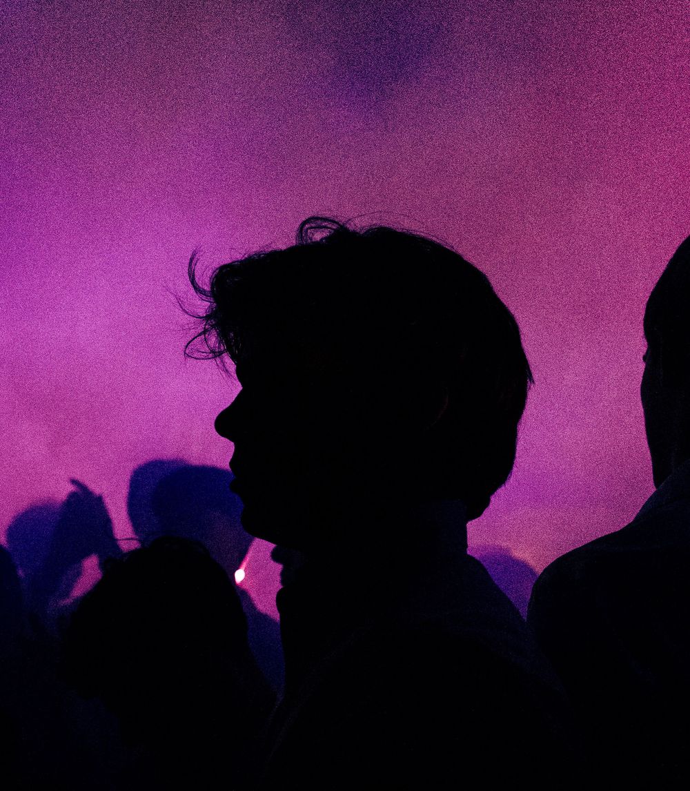 Silhouette d’un invité dans l’ambiance lumineuse de la soirée IBS au Château de Roquefeuille