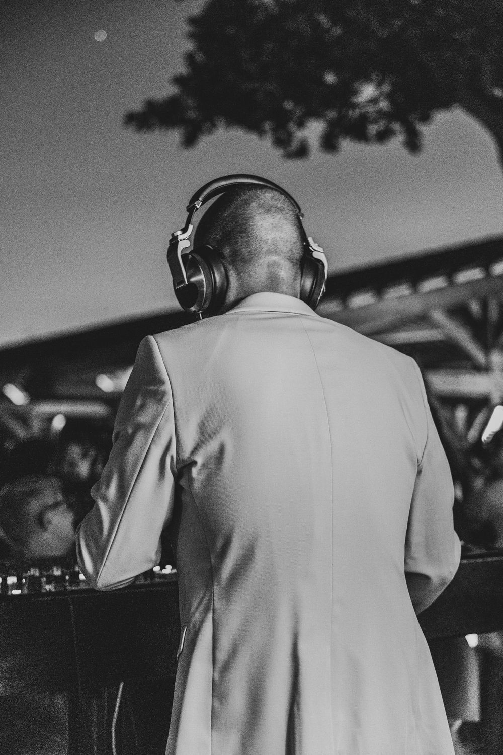 DJ en noir et blanc pendant la soirée de remise de diplômes IBS au Château de Roquefeuille