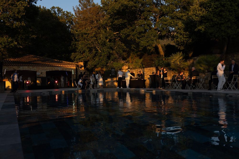 Vue de la soirée IBS autour de la piscine au Château de Roquefeuille en Provence