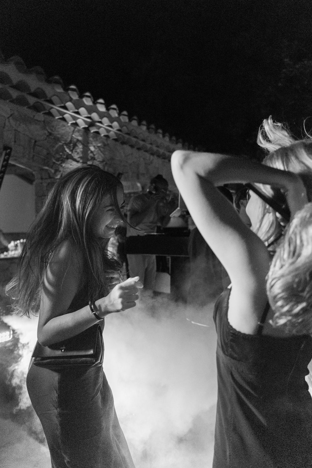 Ambiance de danse en noir et blanc lors de la soirée IBS au Château de Roquefeuille