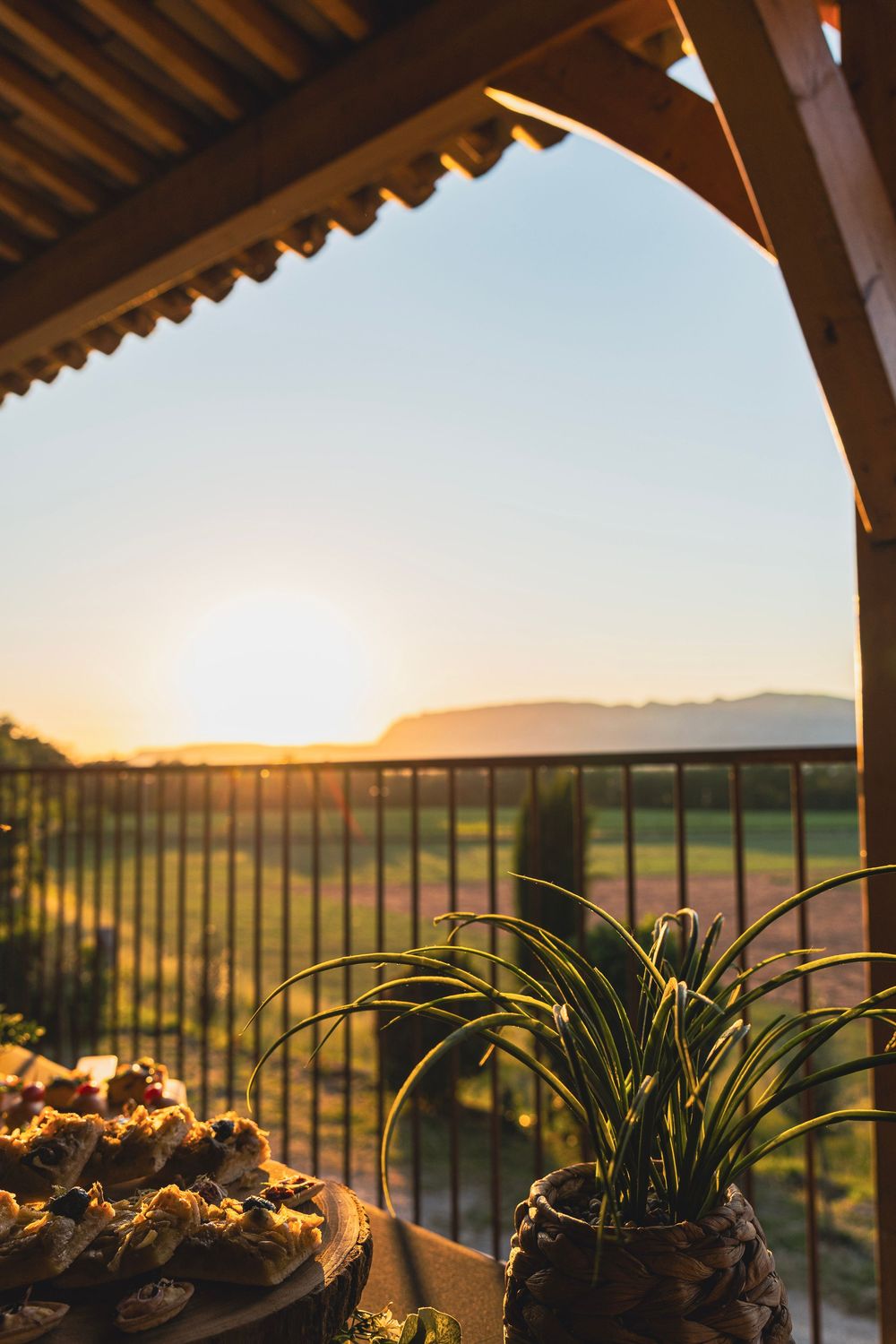Vue au coucher du soleil depuis le Château de Roquefeuille pendant un événement IBS