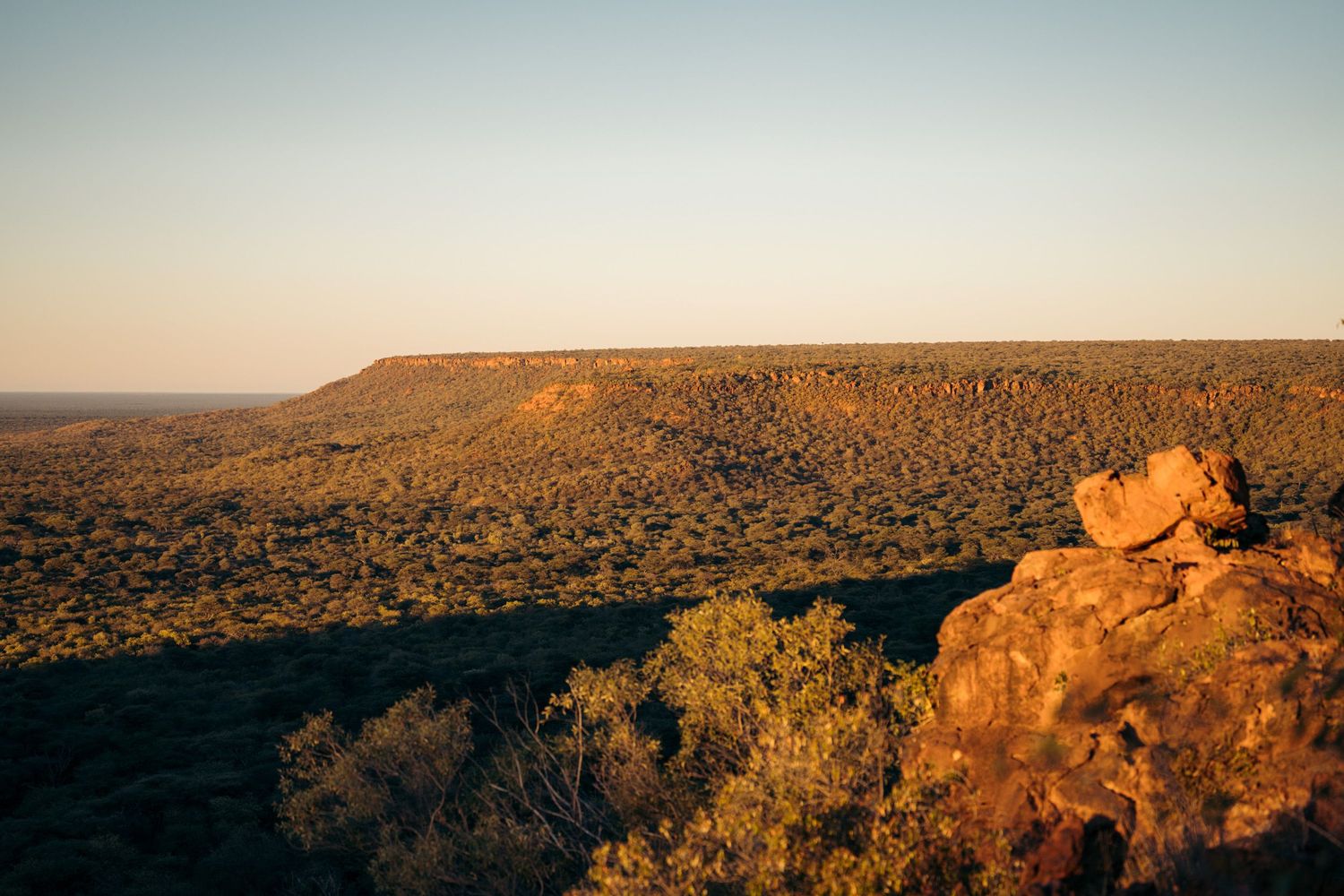 lever de soleil sur les plaines du plateau de waterberg