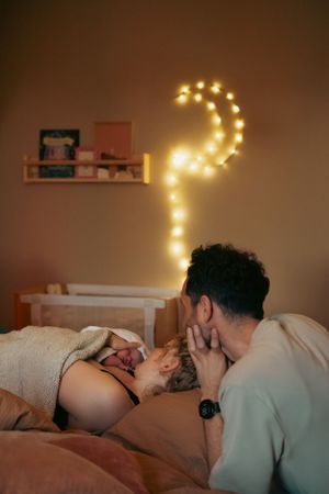 ouders tijdens het gouden uur met hun baby na thuisbevalling