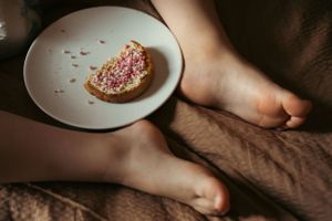 beschuit met muisjes op bed na thuisbevalling