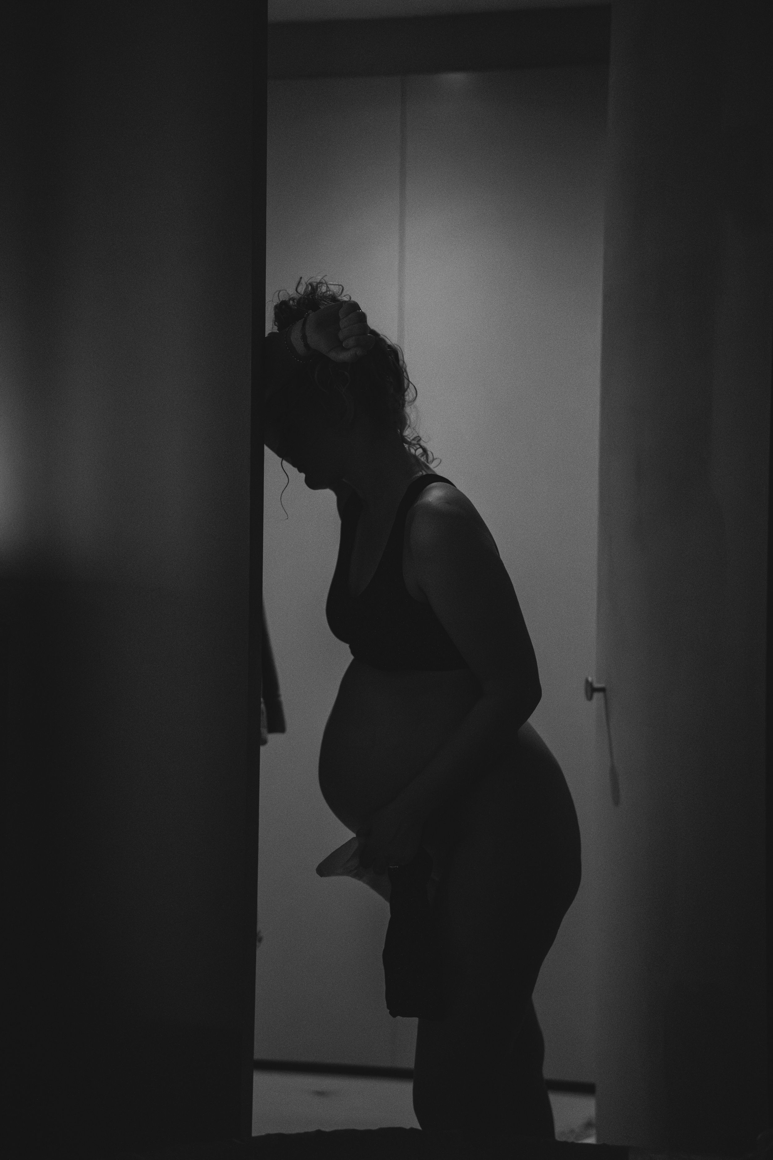 silhouet zwangere vrouw tijdens bevalling