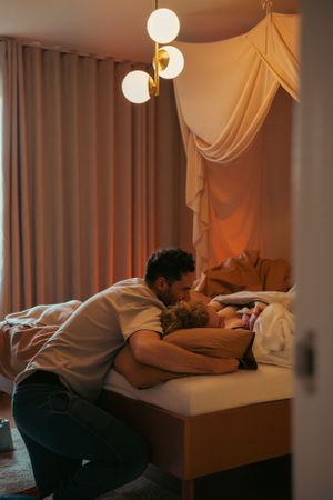 kersverse ouders tijdens het gouden uurtje na badbevalling