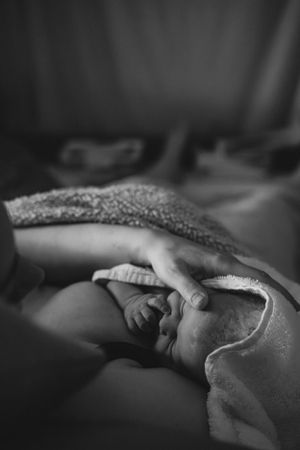 baby geboren na vlotte thuisbevalling zonder complicaties