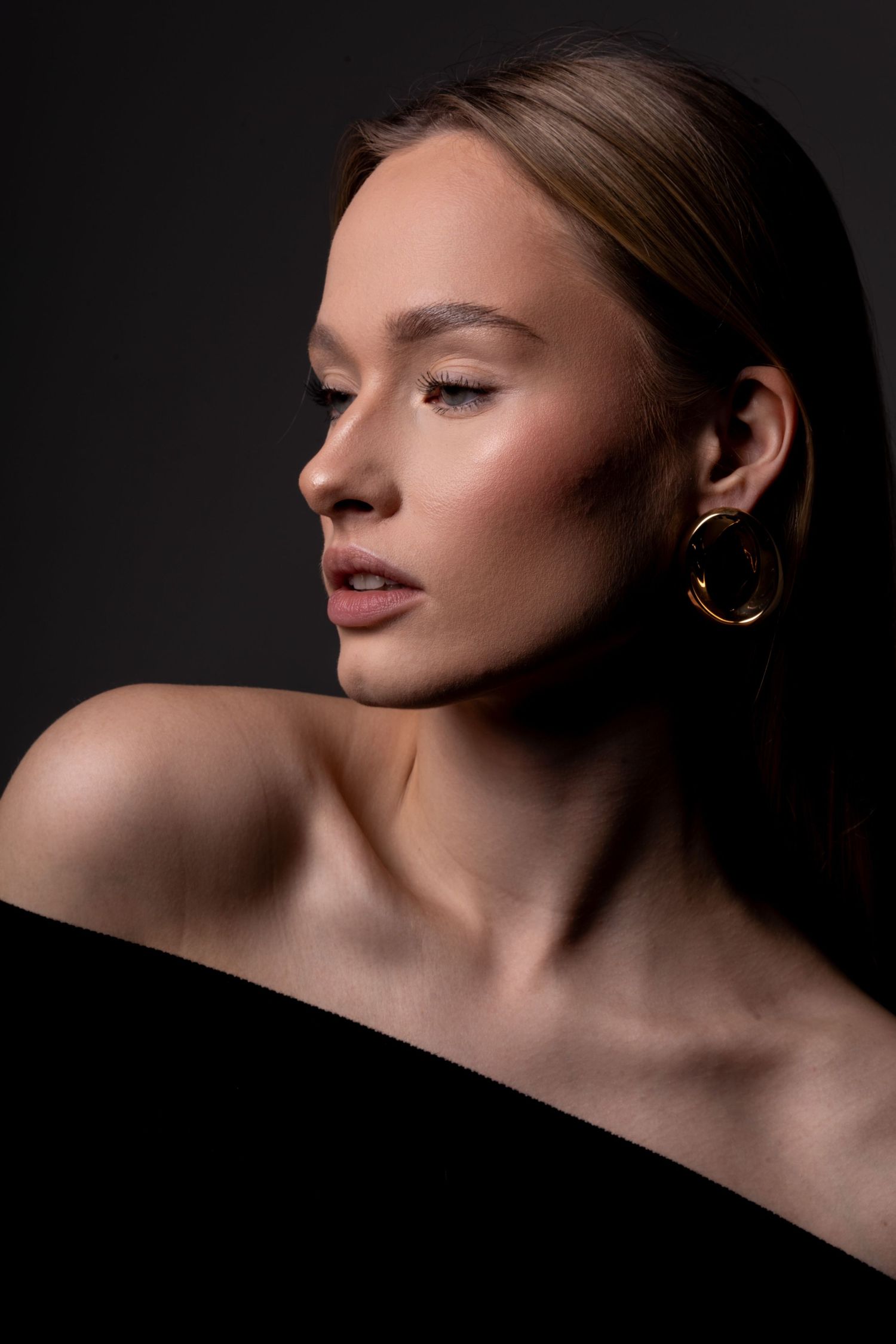 Profesjonalistka w branży beauty. Seksowna blondynka w studio. Piękne i szczęśliwe portrety.