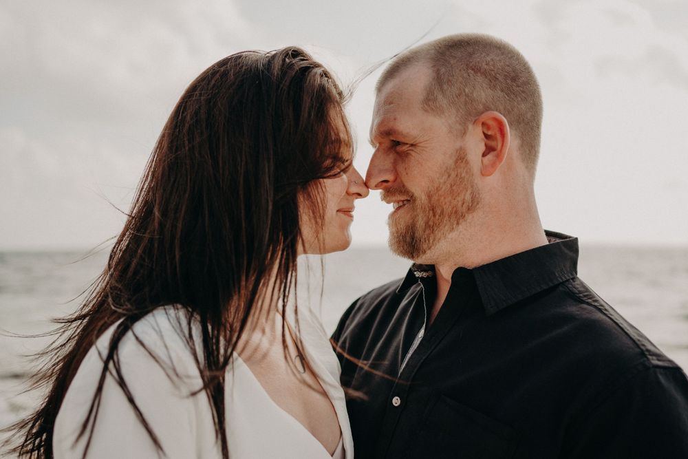 An intimate moment captured between a couple against a soft sunset backdrop photoshoot in Puerto Morelos.