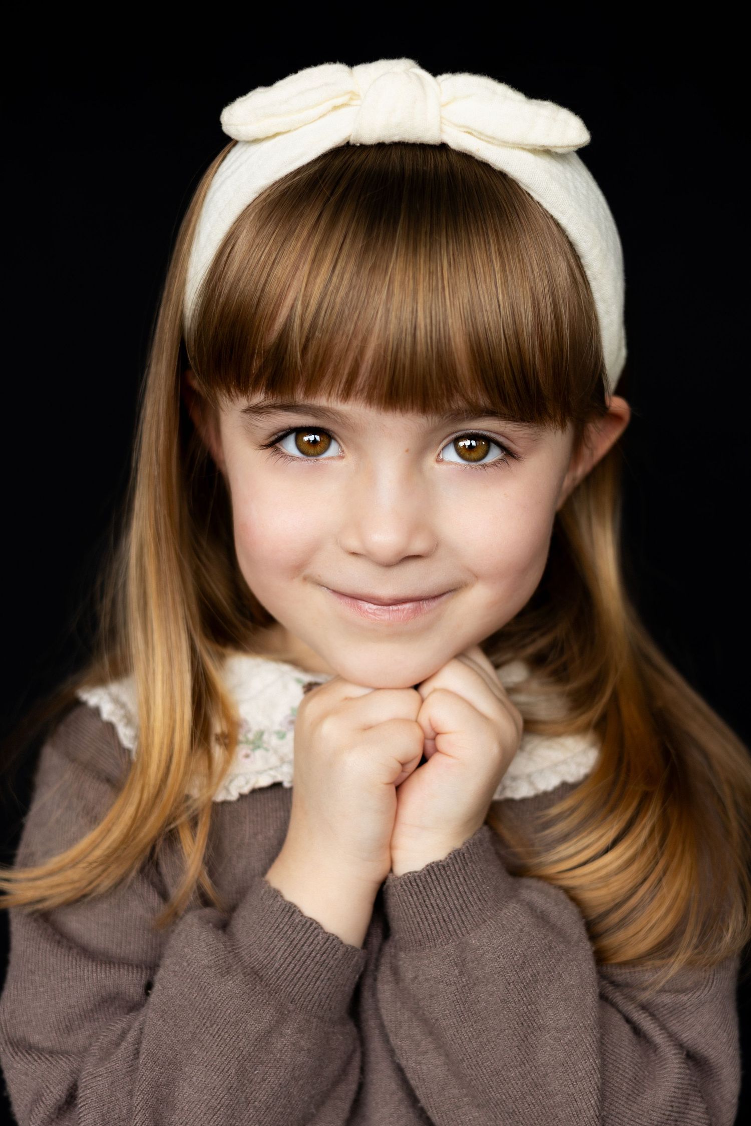 professionele portretfotografie kind zwart witte achtergrond
