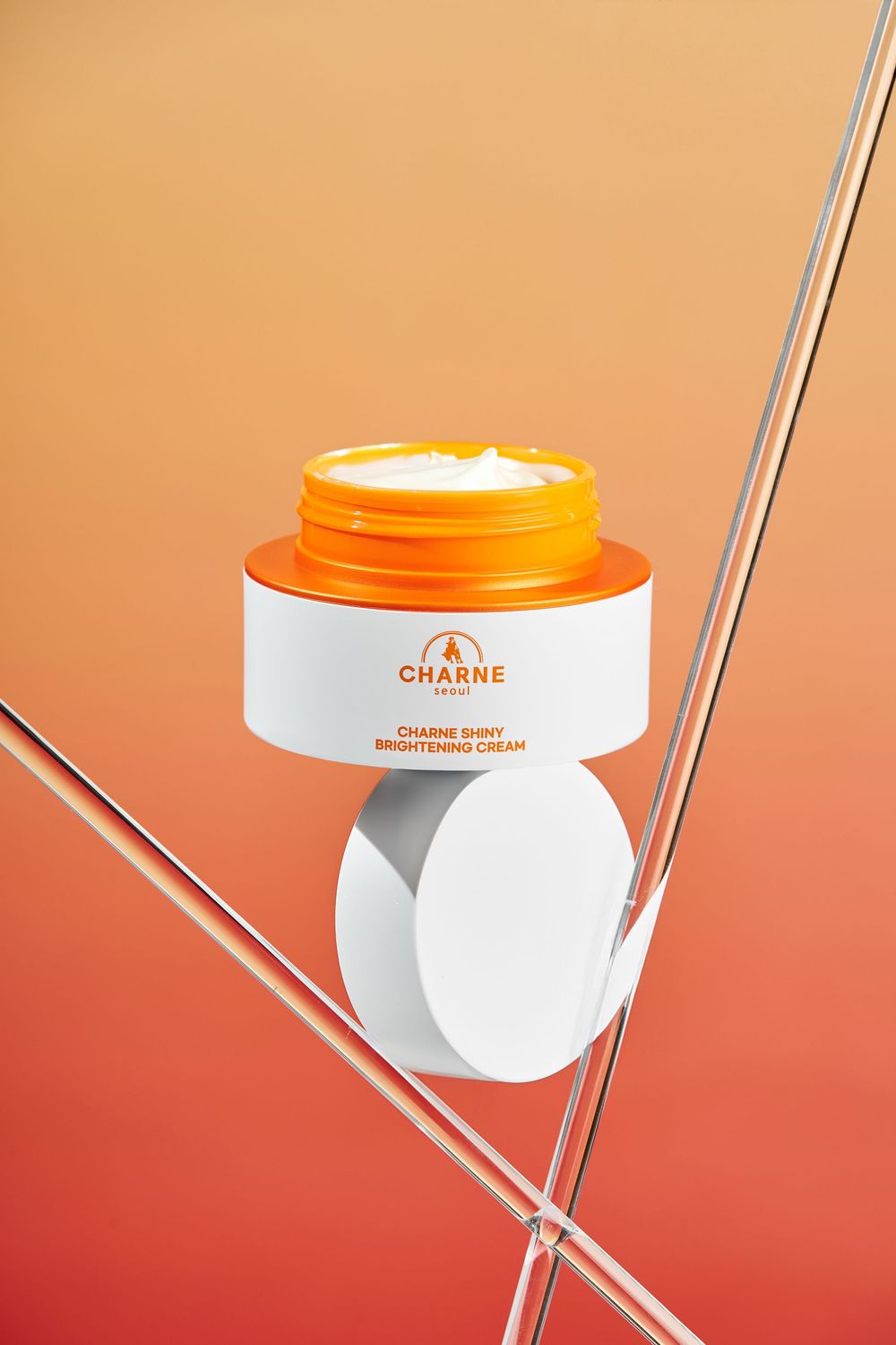 Ảnh chụp sản phẩm skincare quảng cáo bố cục sáng tạo