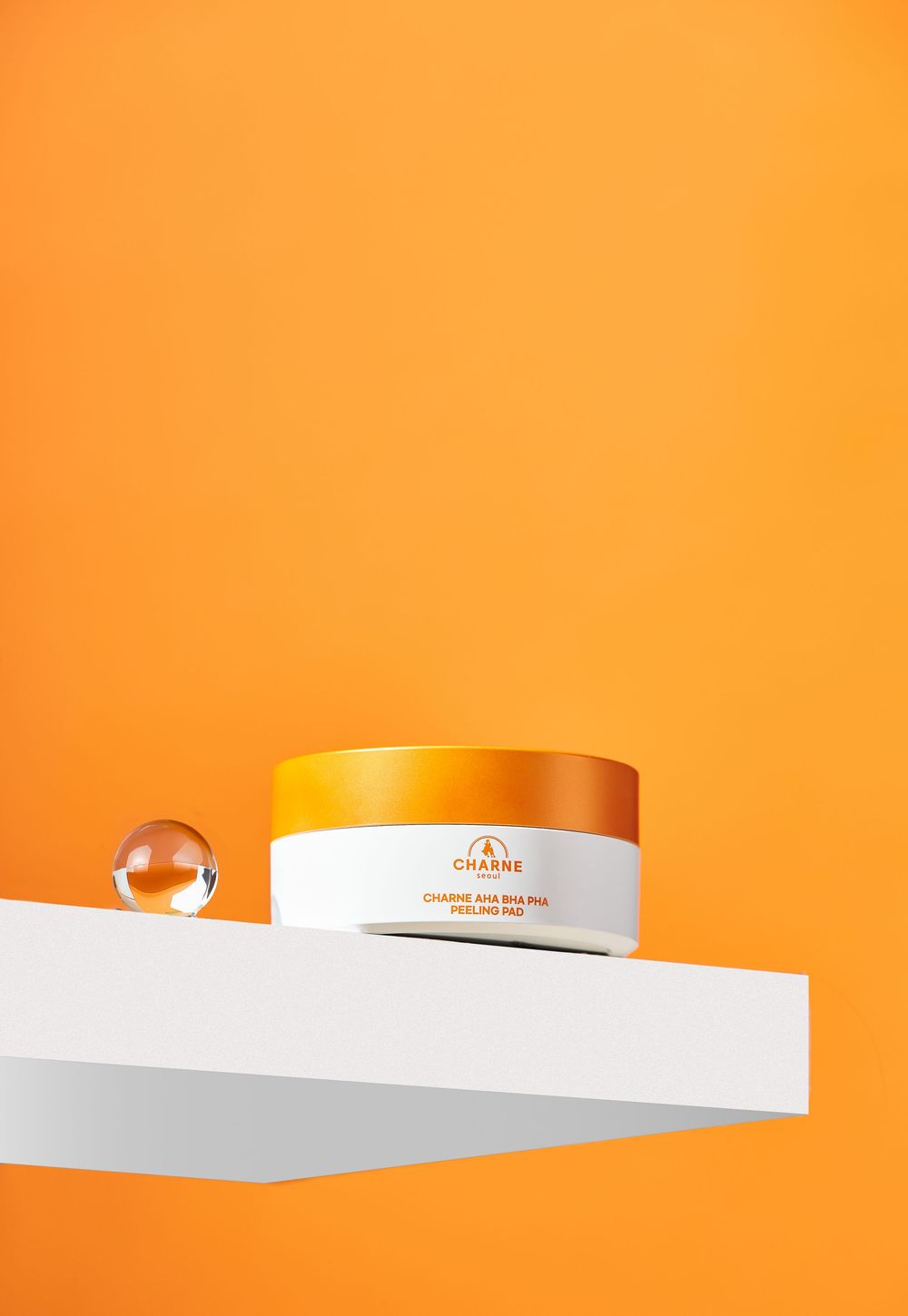 Ảnh chụp sản phẩm skincare cao cấp concept minimal hiện đại