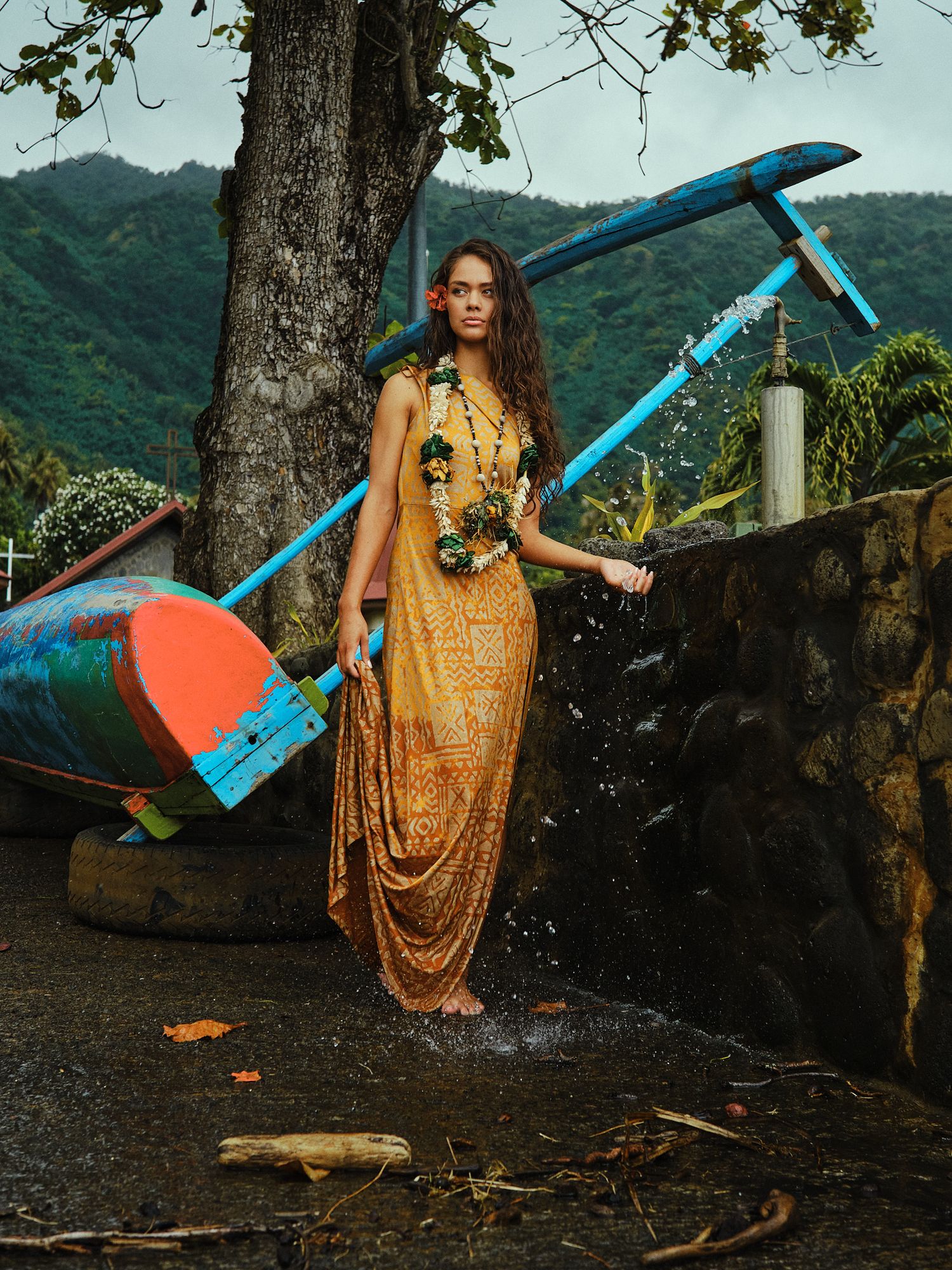 Hinaupoko Devèze (Miss Tahiti 20265 et Miss France 2026) posant devant une pirogue de pêcheur.