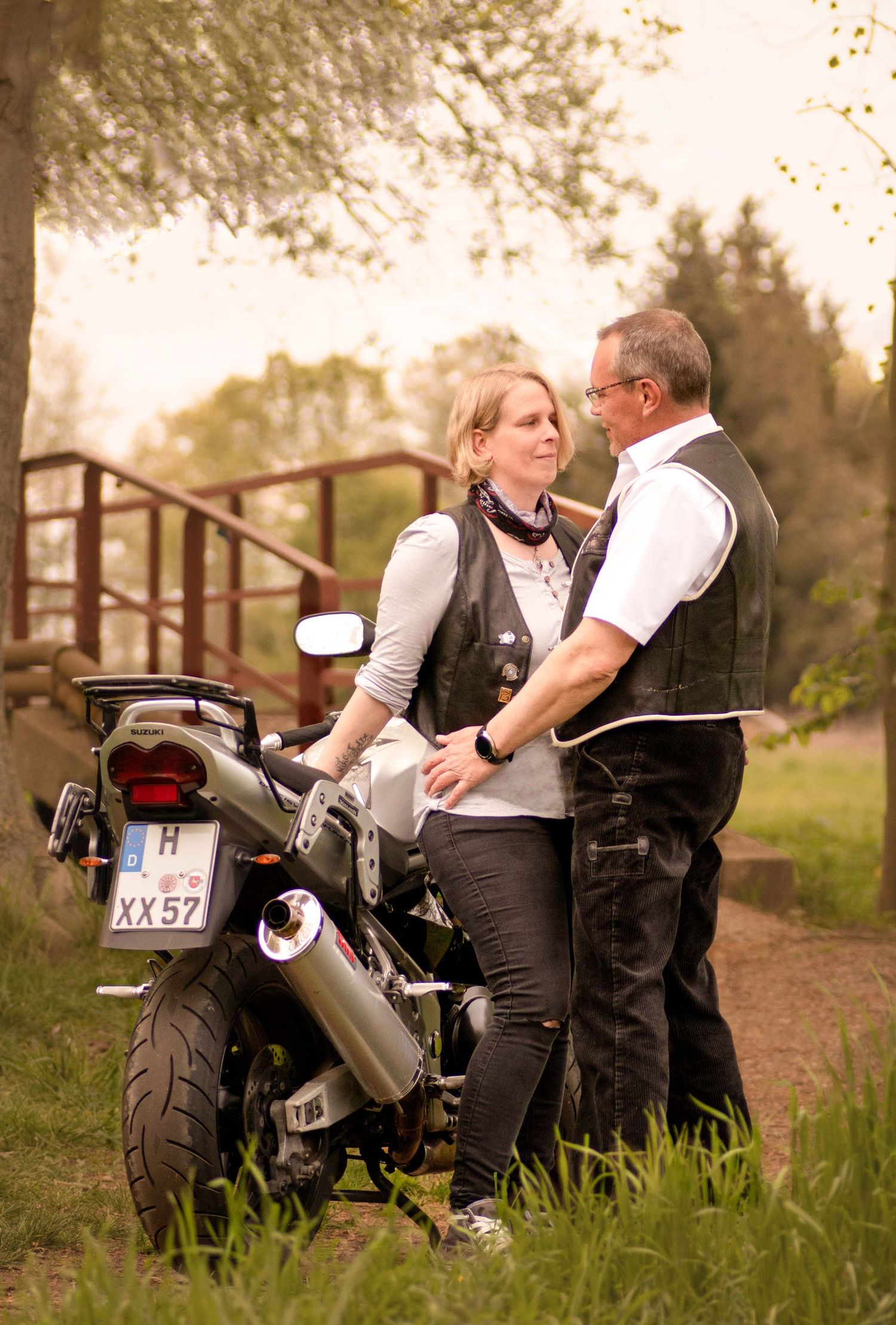 Authentisches Paarportrait mit Motorrad in der Natur – Portraitfotografie Region Hannover