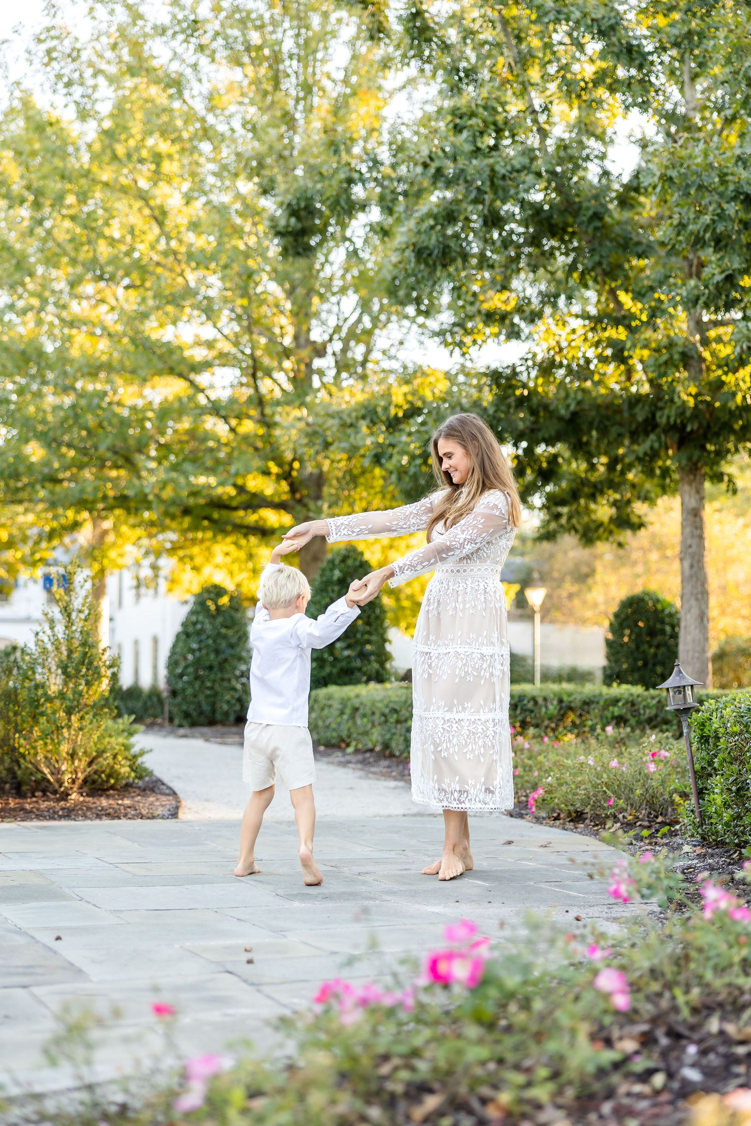 Photographer sample session of a family at the Williamsburg Inn in Colonial Williamsburg Virginia.