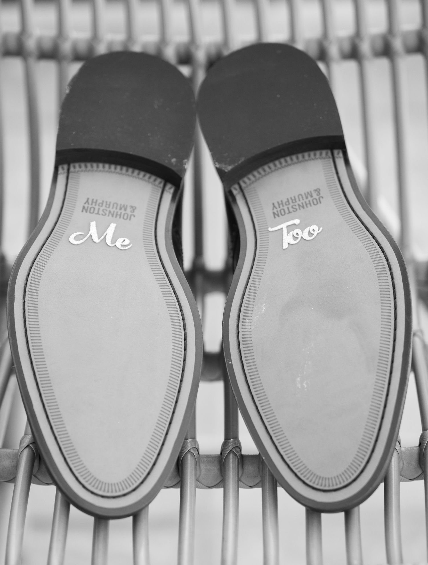 Photo de souliers du marié illustrant l’élégance et le style masculin lors des préparatifs du mariage.
