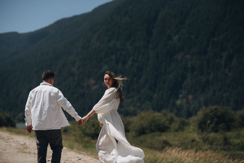 Professional BC photographer based in Langley, providing natural, beautiful maternity photo sessions in Surrey, White Rock, and the Lower Ma