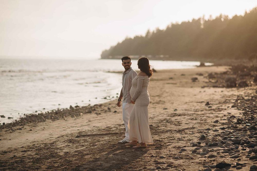 Professional BC photographer based in Langley, providing natural, beautiful maternity photo sessions in Surrey, White Rock, and the Lower Ma