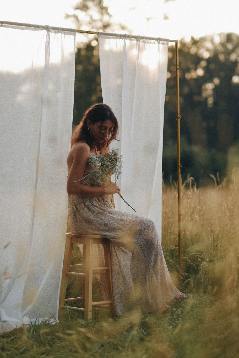 (Outdoor maternity/portrait with sheet)
⁠Outdoor maternity photo session with sunset light in Langley BC