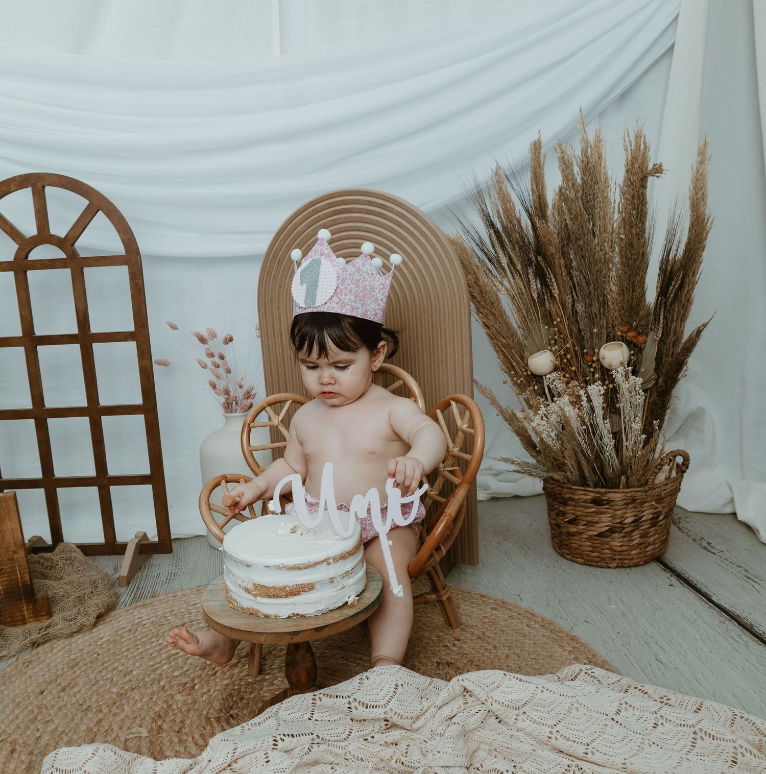 Decorado boho para su sesión Smash Cake en Valencia