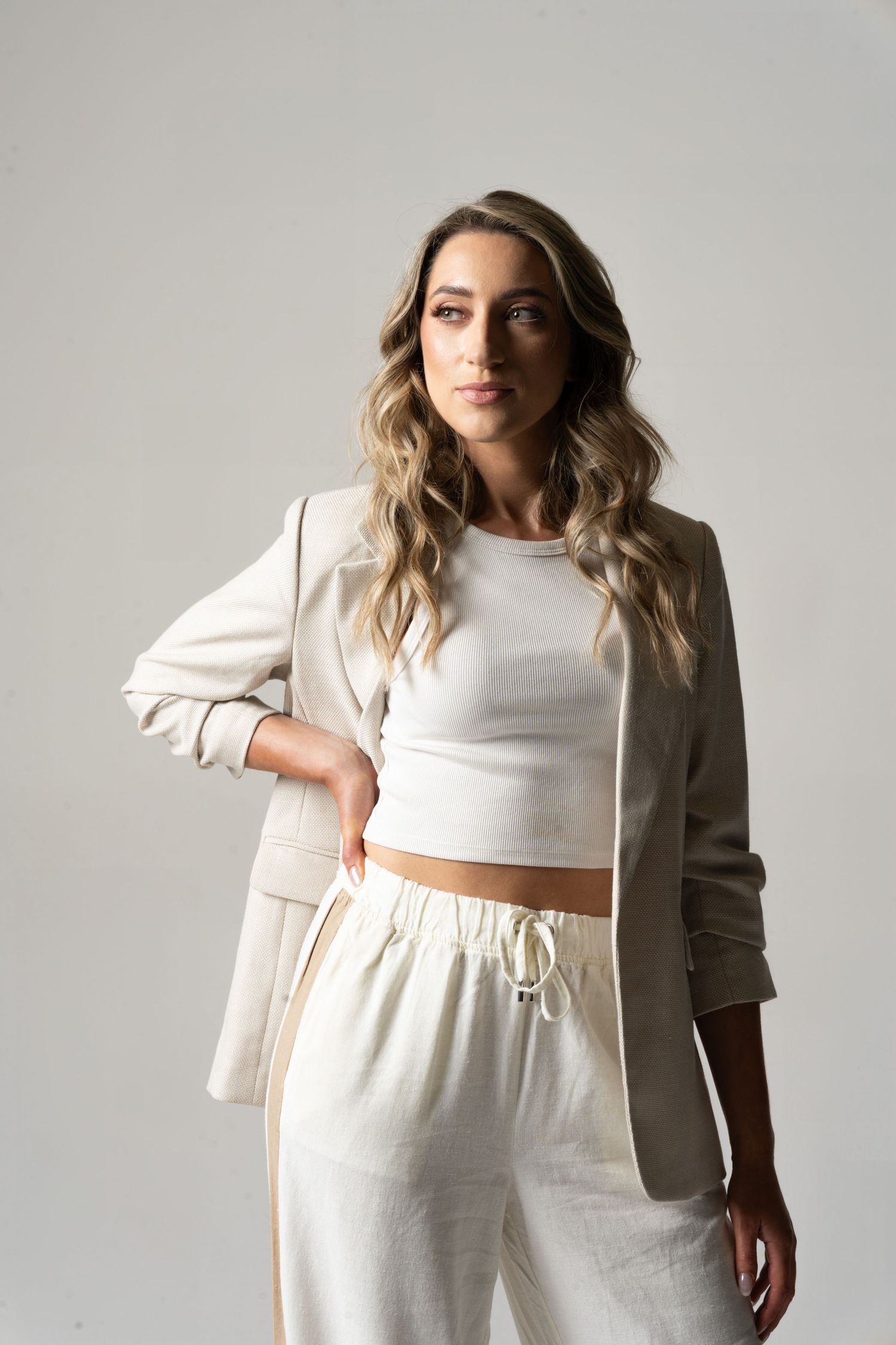 Sesja w studio z ring light. Mocny portret kobiety w białym garniturze. Biznesowy look.