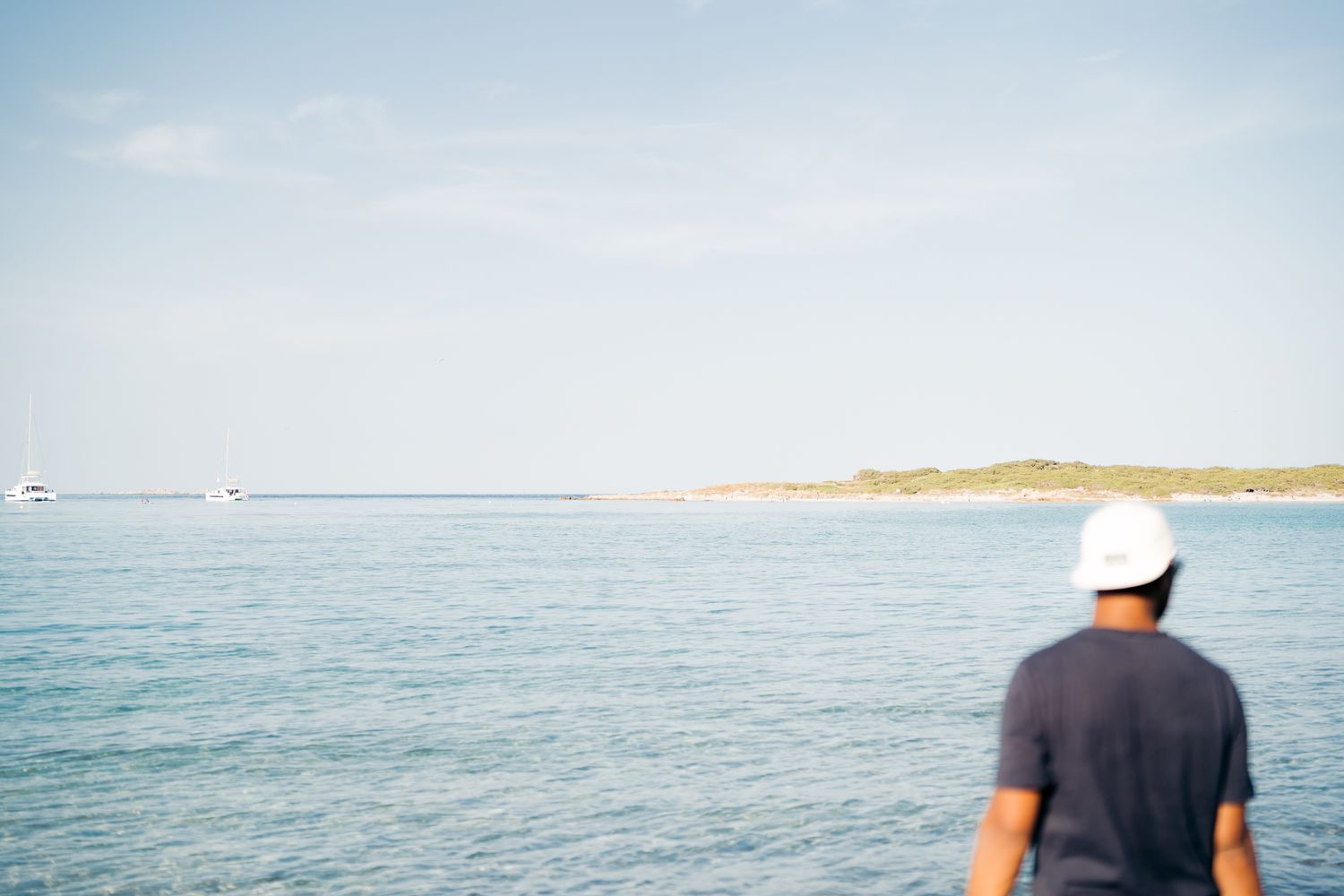 plage de piantarella avec un promeneur au premier plan