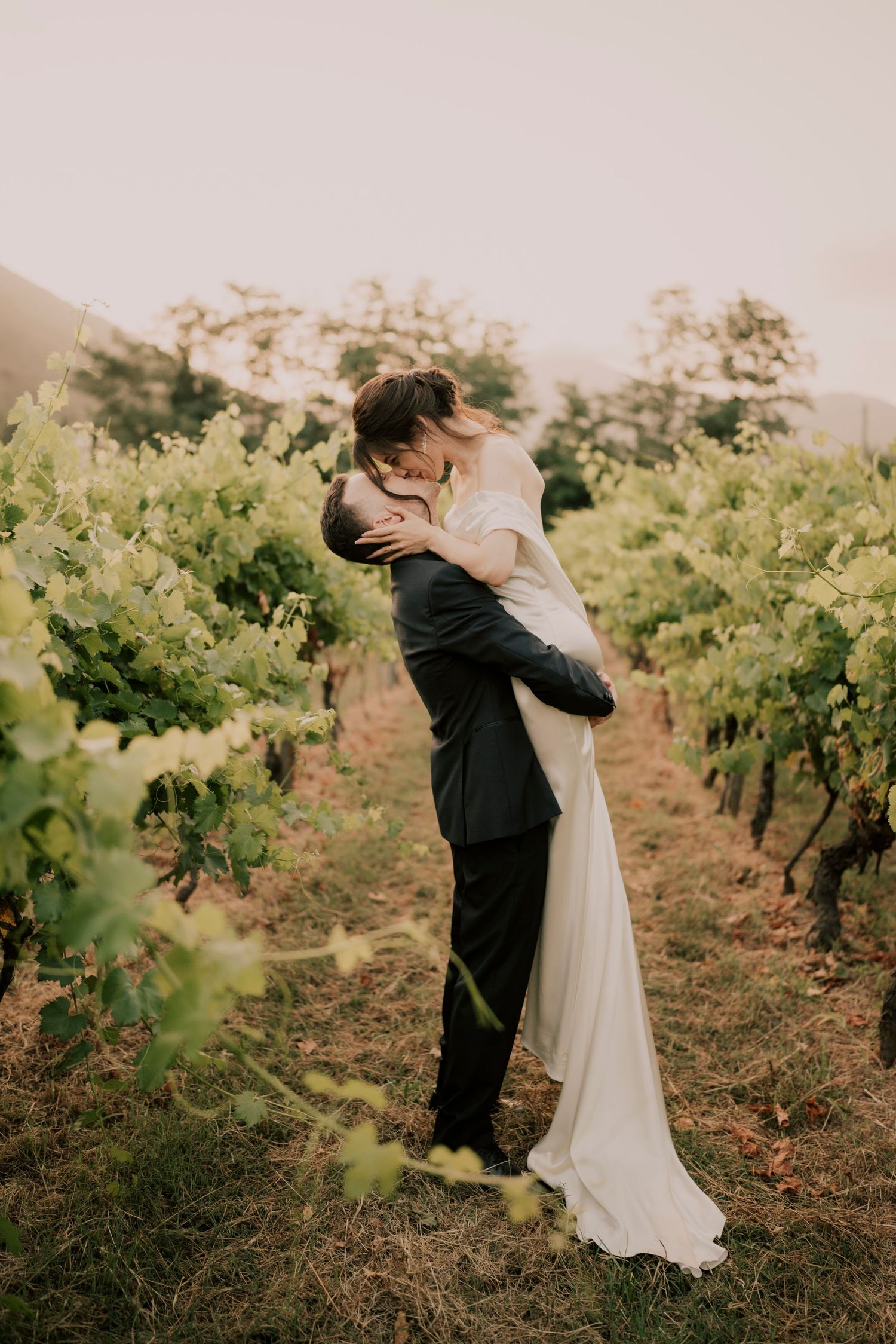 Couple kissing, wedding in Italy, destination wedding, Tuscany, vineyard