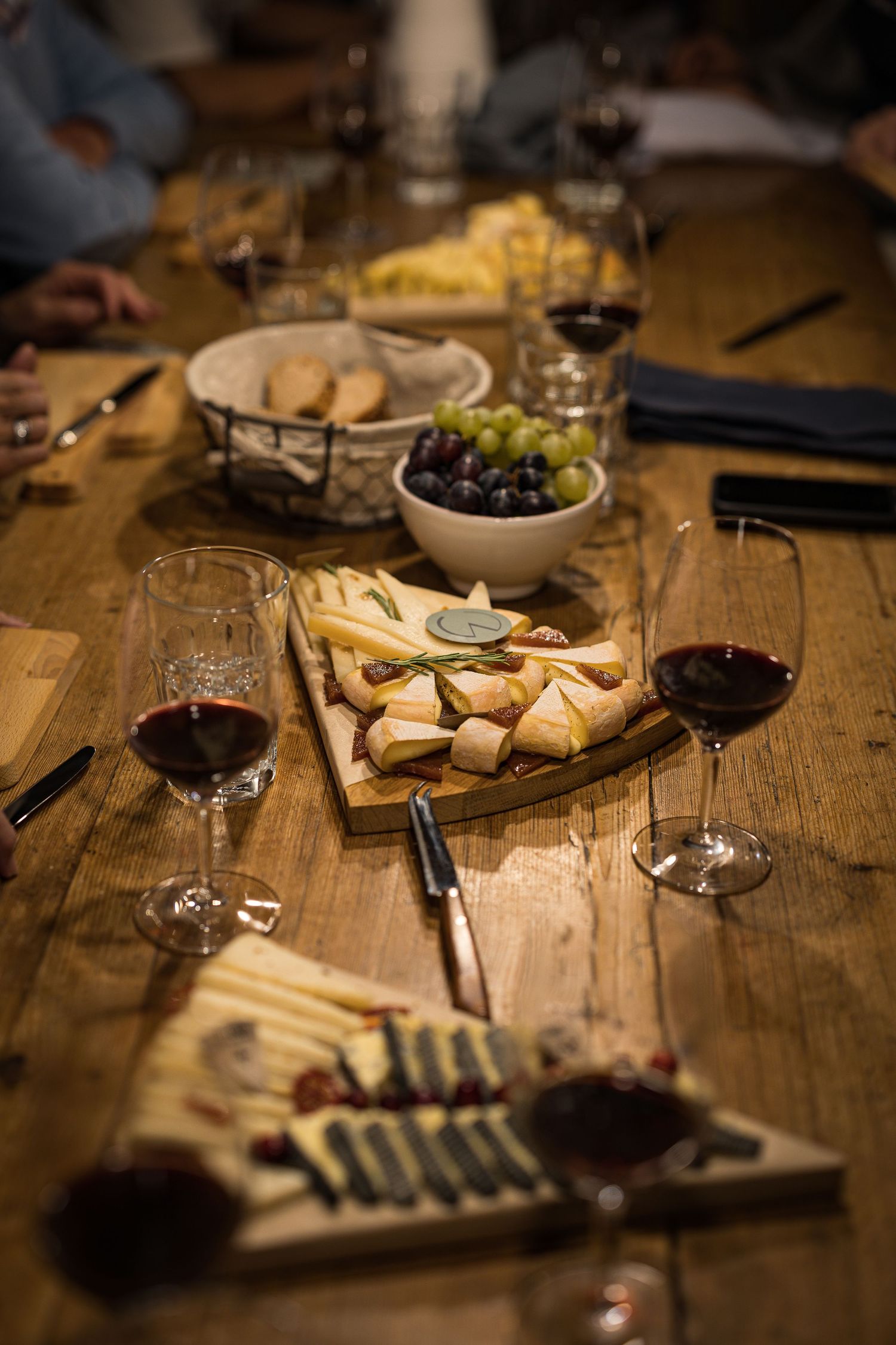 La Meule, Cheese shop, Cugy, Switzerland
Rustic cheese plate with wine
Sandra DAENGELI, impacts.photo, @sdaengeli, @impacts.photo