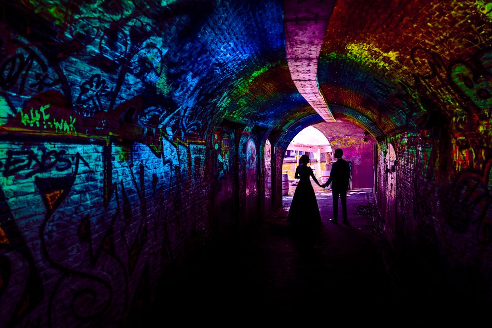 Trouwfoto van silhouet van bruidspaar in de tunnel aan de Oude Gracht bij de Winkel van Sinkel in Utrecht