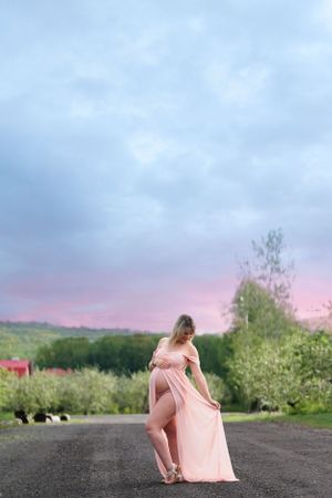 Future maman portant une magnifique robe rose au lever du jour à Marieville Québec