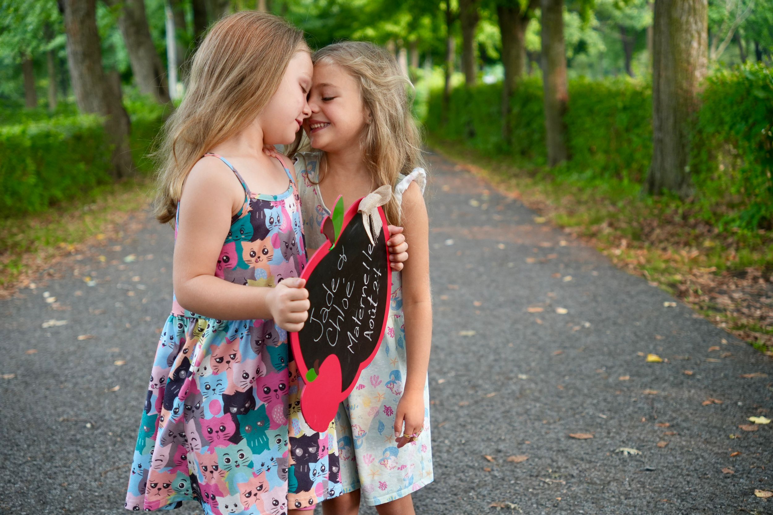 Soeurs jumelles au regard complice avant la rentrée scolaire lors d'une séance à La Prairie Québec.