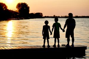 Seance famille au coucher du soleil sur le bord de l'eau à Candiac Quebec