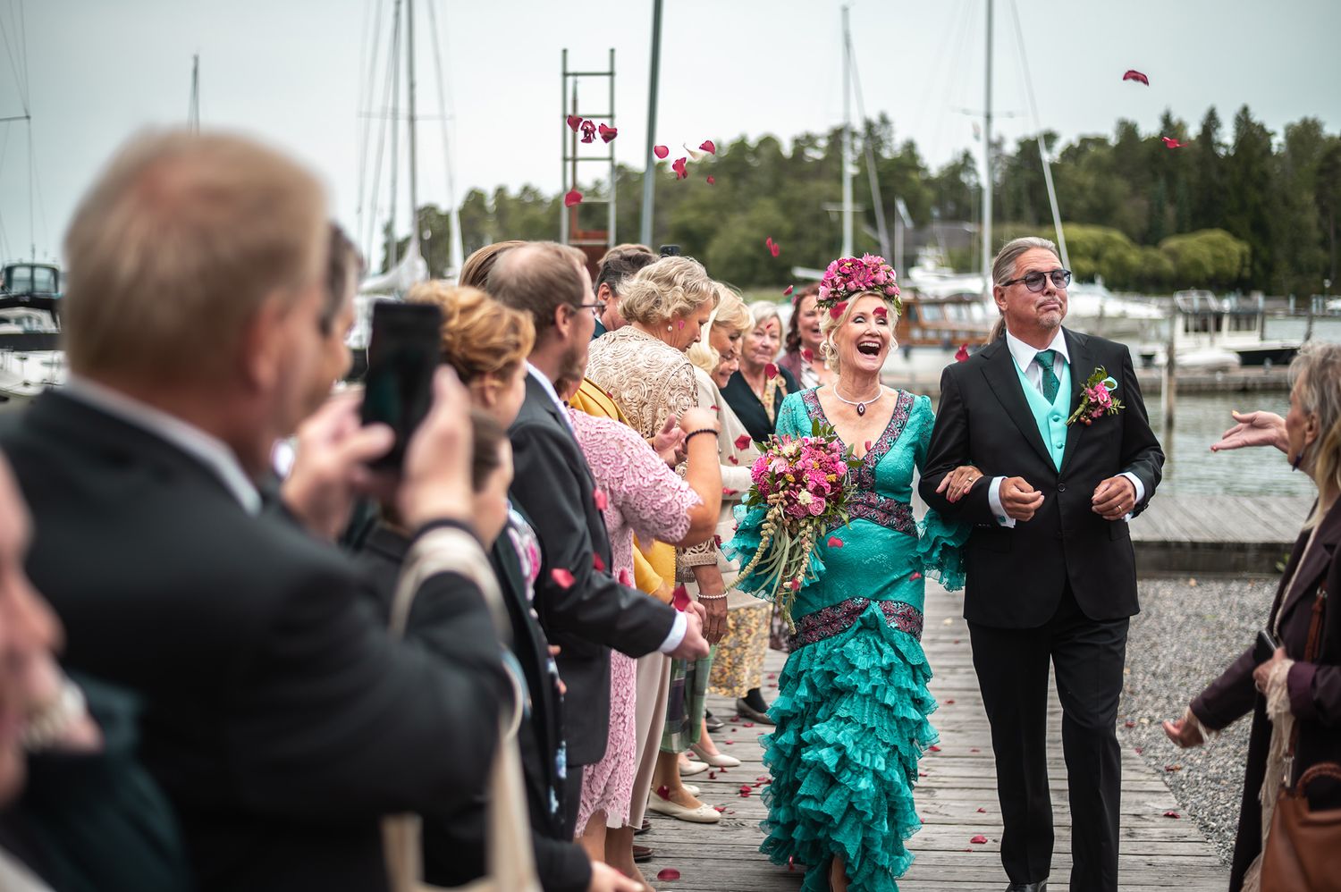 Hääparin vastaanotto ruususateessa Turussa