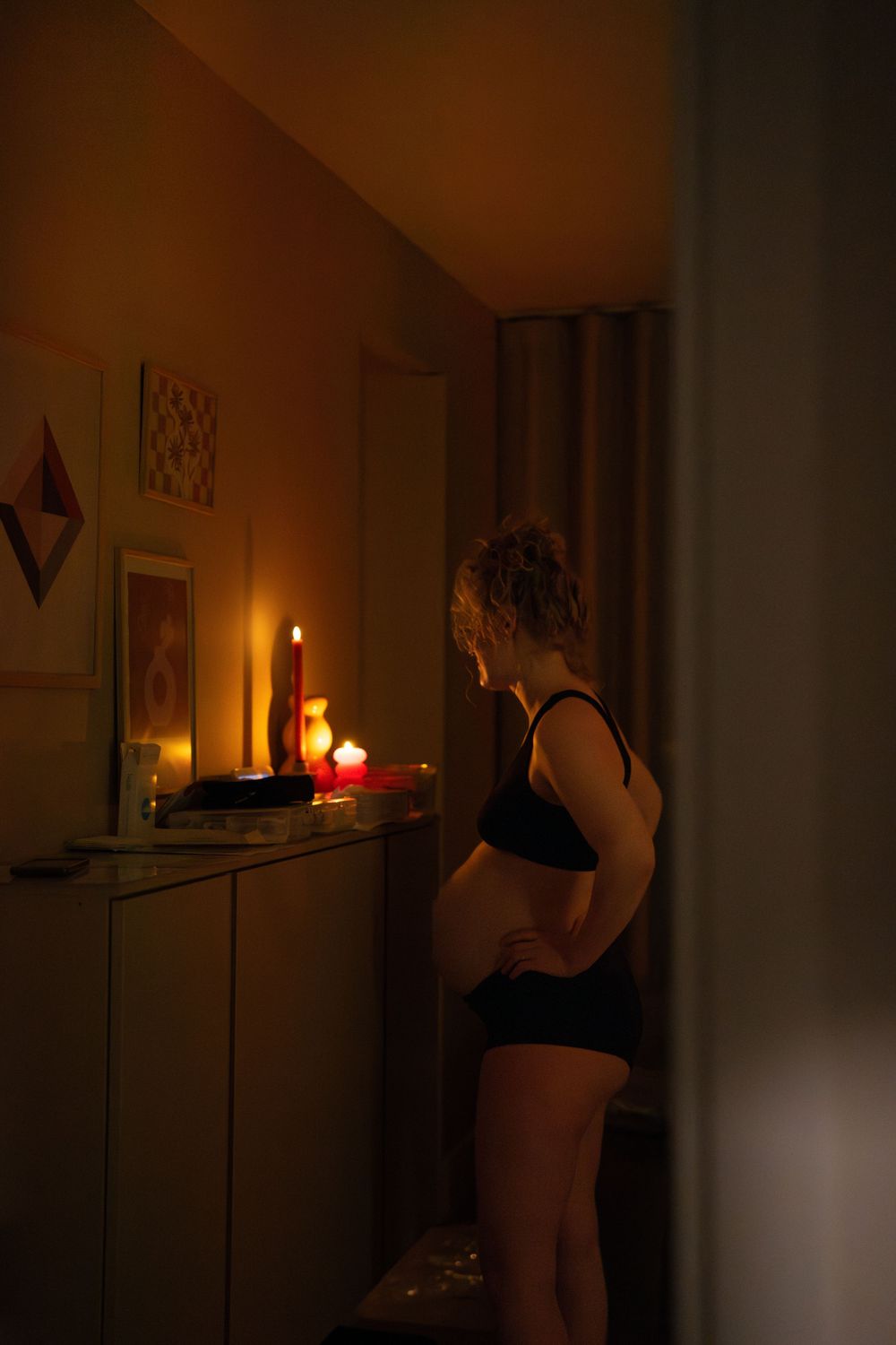 zwangere vrouw gaat bijna bevallen