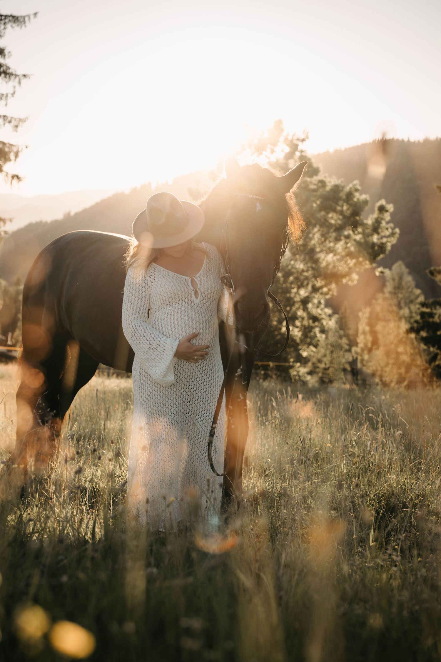 Babybauchshooting im Sonnenuntergang mit Pferd