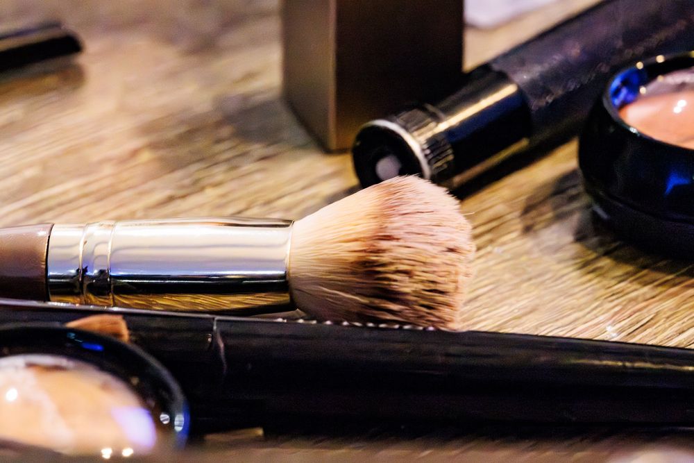 Close-up foto van make-up kwasten - winter bruiloft - Drunen - MaxFotos