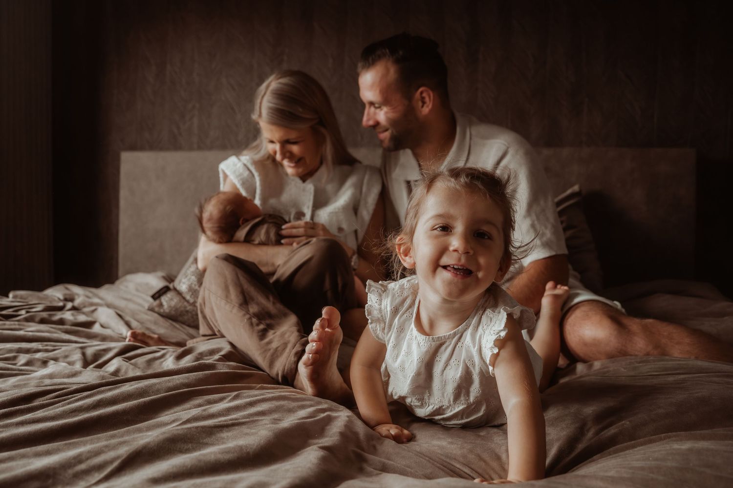 Fotograaf Brabant Oss Den Bosch Uden fotografie baby newborn newlife newbornshoot gezinsshoot borstvoeding mama momlife Sis&So