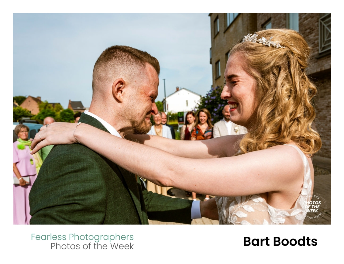 Emotioneel moment tussen trouwkoppel tijdens ceremonie, bekroond als Fearless Photographers Photo of the Week, vastgelegd door Bart Boodts.