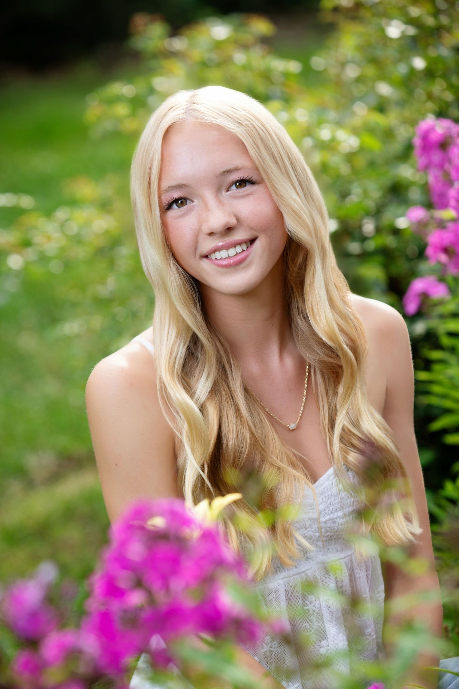 Olentangy senior pictures in Inniswoods.  Senior pictures in the park.  Senior pictures with flowers. Floral senior pictures.