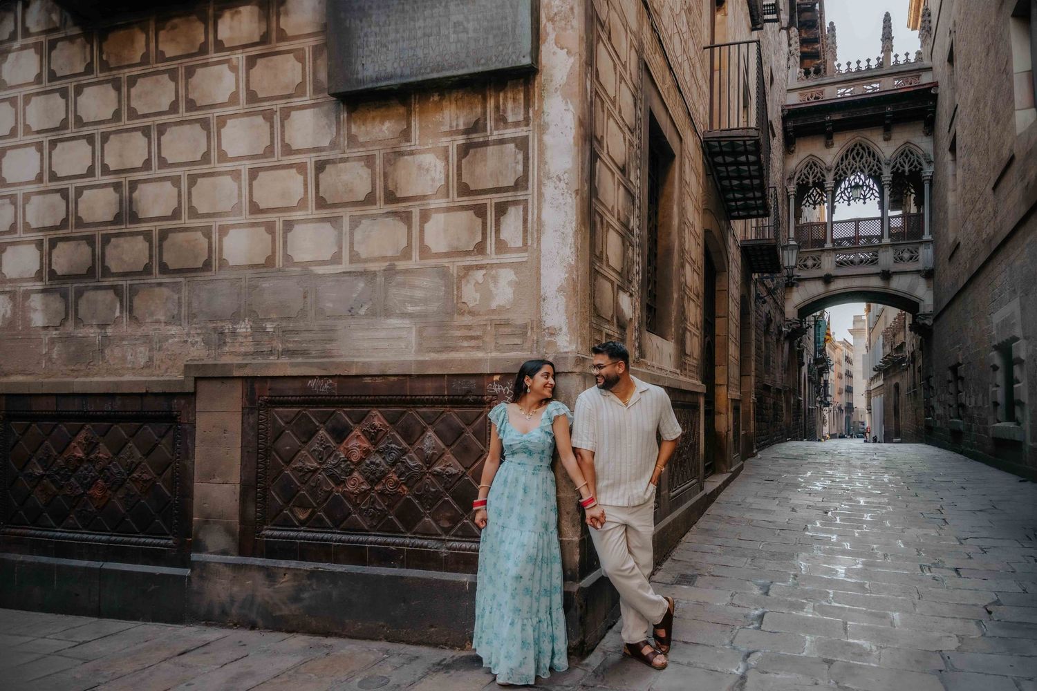Couple holding hands in Ciutadella Park