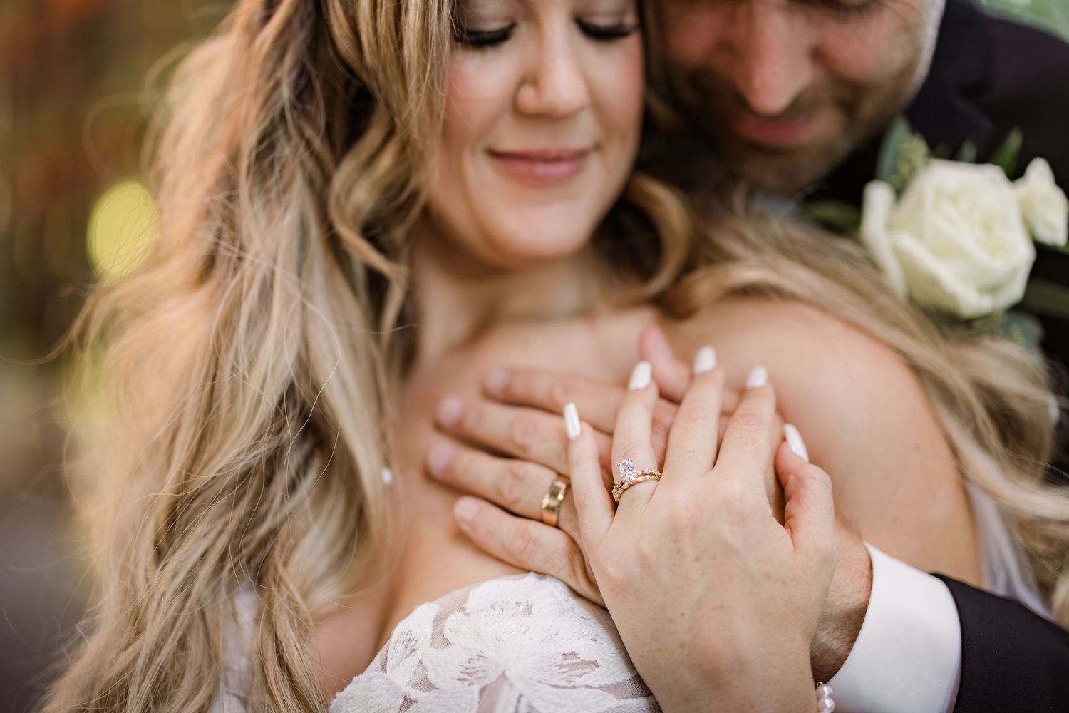 Close-up wedding photos showing tender moments and details of the couple's affection.